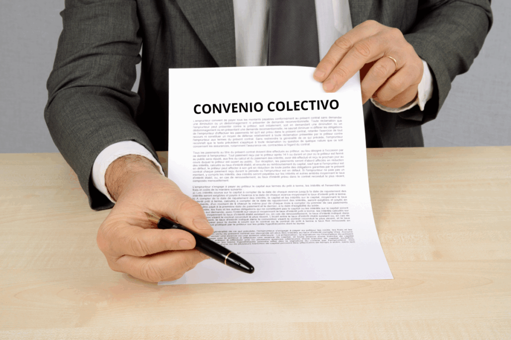 persona mostrando la información de un contrato colectivo de trabajo en México