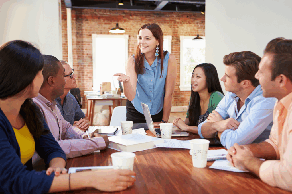 personas hablando y negociando un contrato colectivo de trabajo