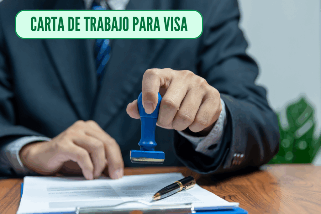 persona sellando una carta de trabajo para visa que se descargo en Word el solicitante y la imprimió