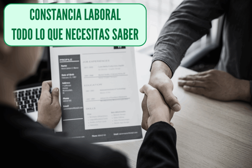 un empleador entregando una constancia laboral a un empleado