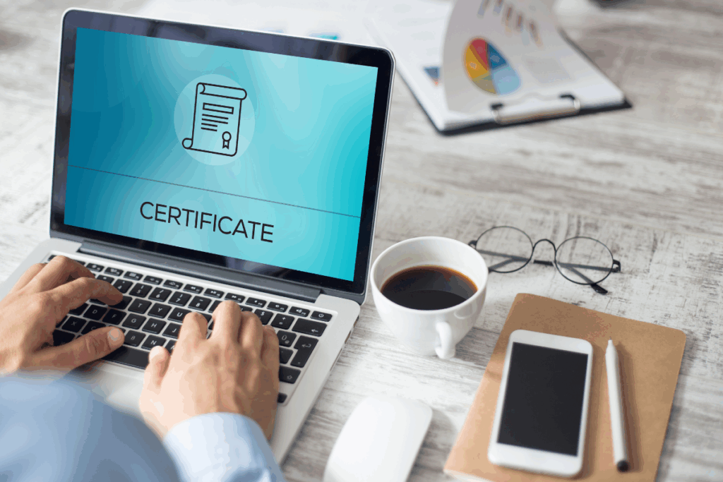 trabajador descargando su certificado médico laboral después de pagar su costo