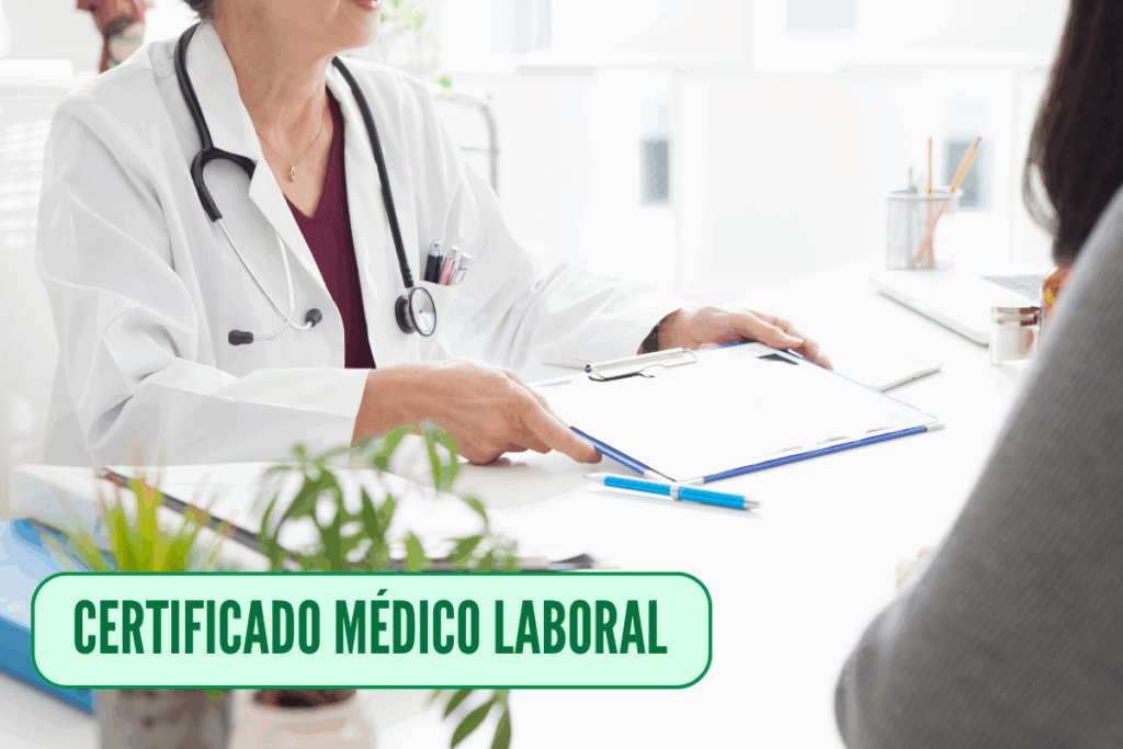 persona obteniendo de una doctora el certificado médico laboral