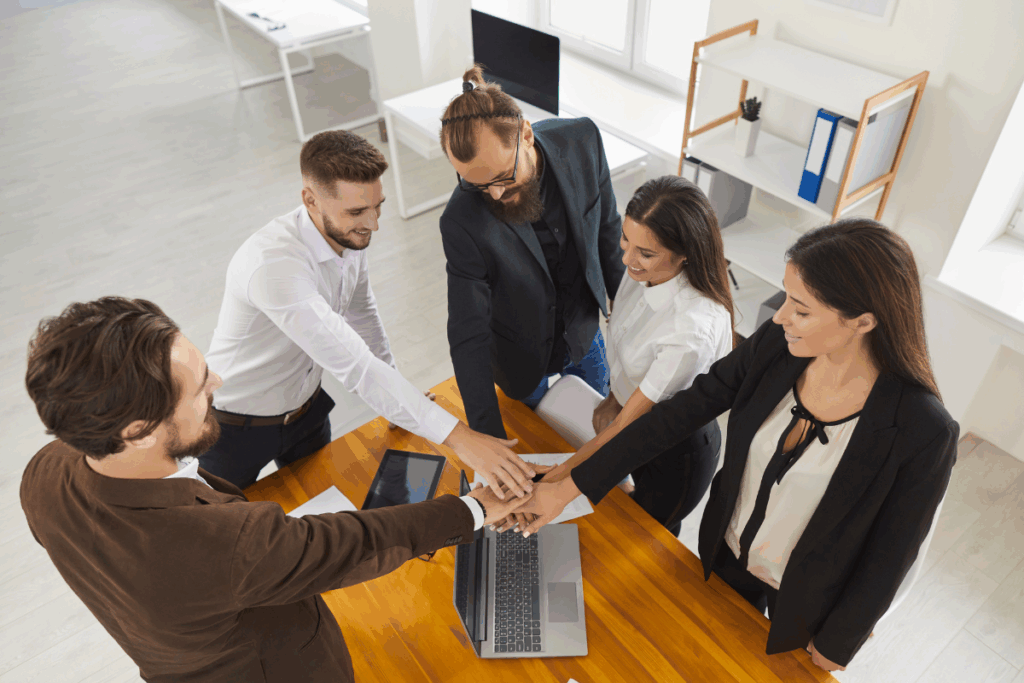 grupo de personas apoyándose gracias a la carta de motivación laboral recibida