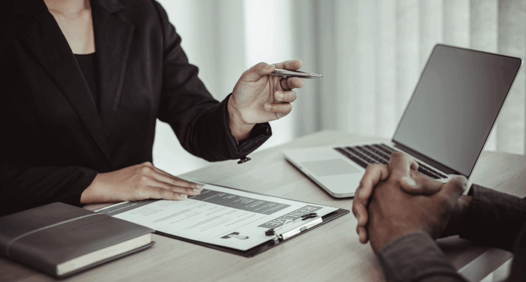 persona entregando una carta de advertencia laboral a un trabajador