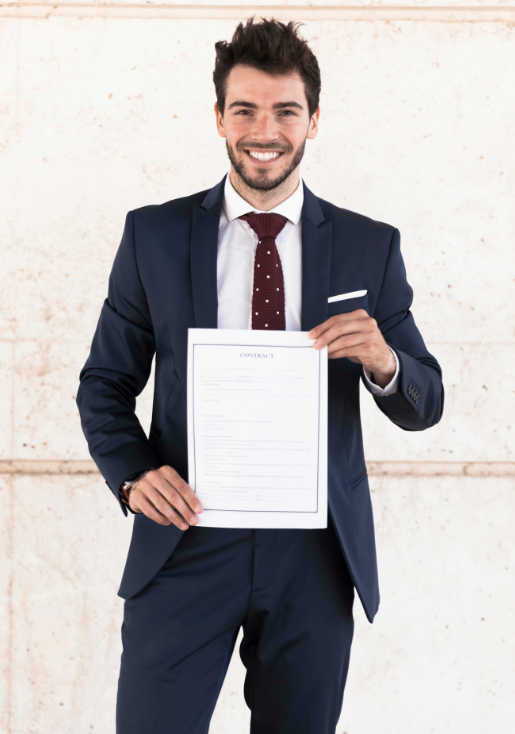 una persona posando con su constancia laboral descargada de una plantilla de esta web