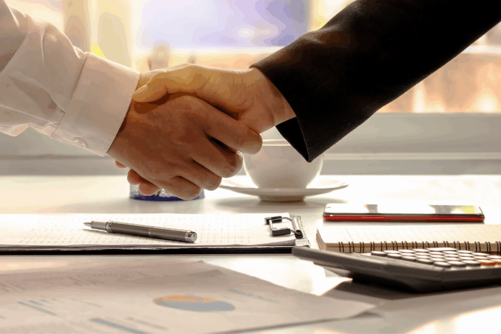 dos personas firmando un contrato gracias a la carta patronal IMSS