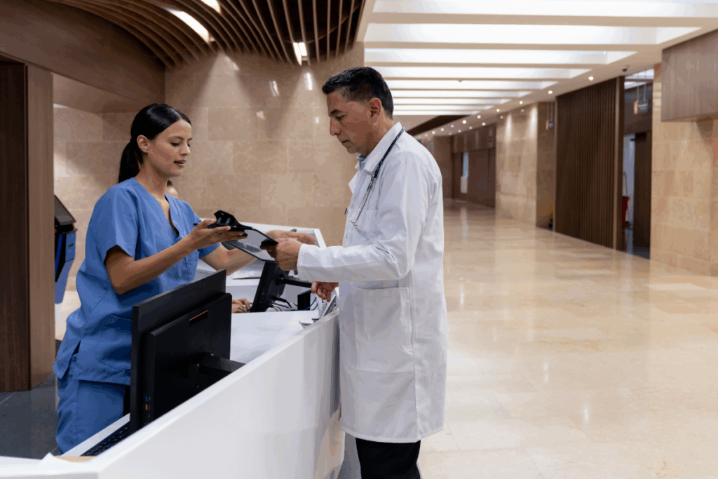 personal sanitario explicando al doctor la lista de como va el Triage IMSS