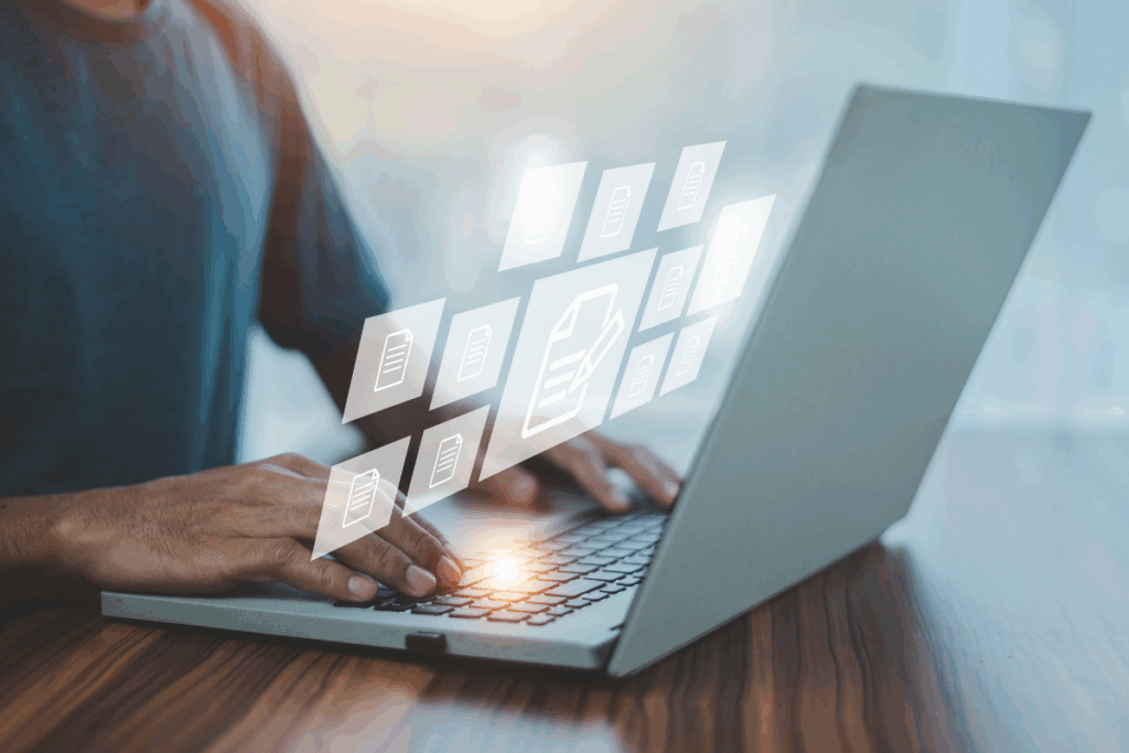 persona descargandose la constancia de movimientos afiliatorios del IMSS online desde su ordenador portatil