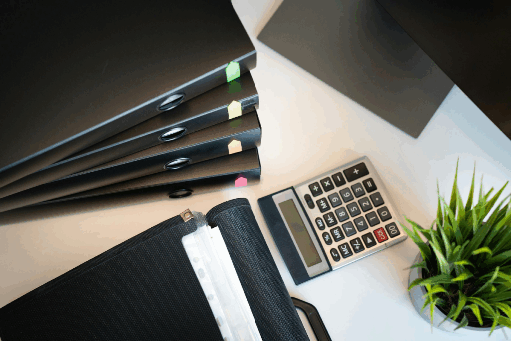 multitud de constancias de movimientos afiliatorios del IMSS encima de un escritorio