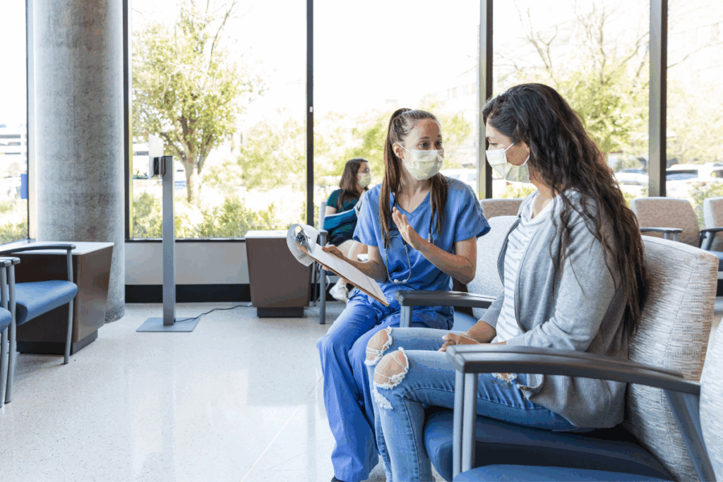 enfermera valorando a una adolescente que entra dentro del Triage IMSS pediátrico