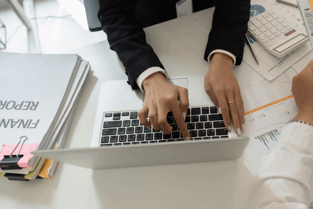 persona redactando en su computadora la carta de cancelación IMSS