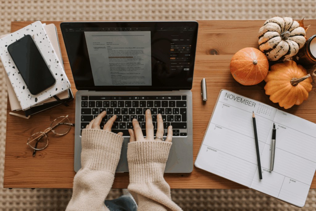 persona llenando un formato oficial de solicitud de transferencia de semanas cotizadas